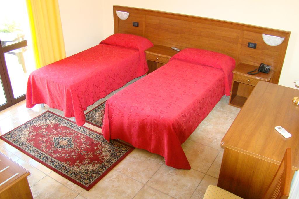 Hotel Ristorante111 Вилапиана Стая снимка