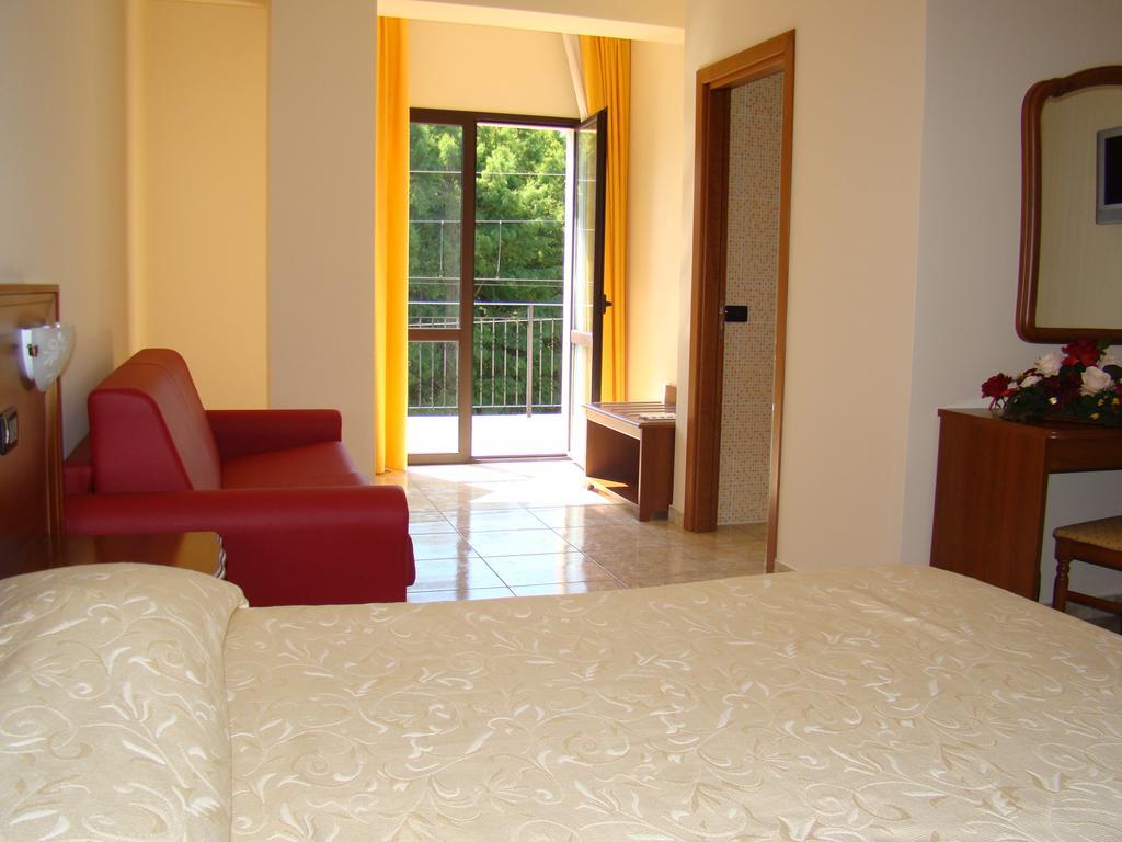 Hotel Ristorante111 Вилапиана Стая снимка